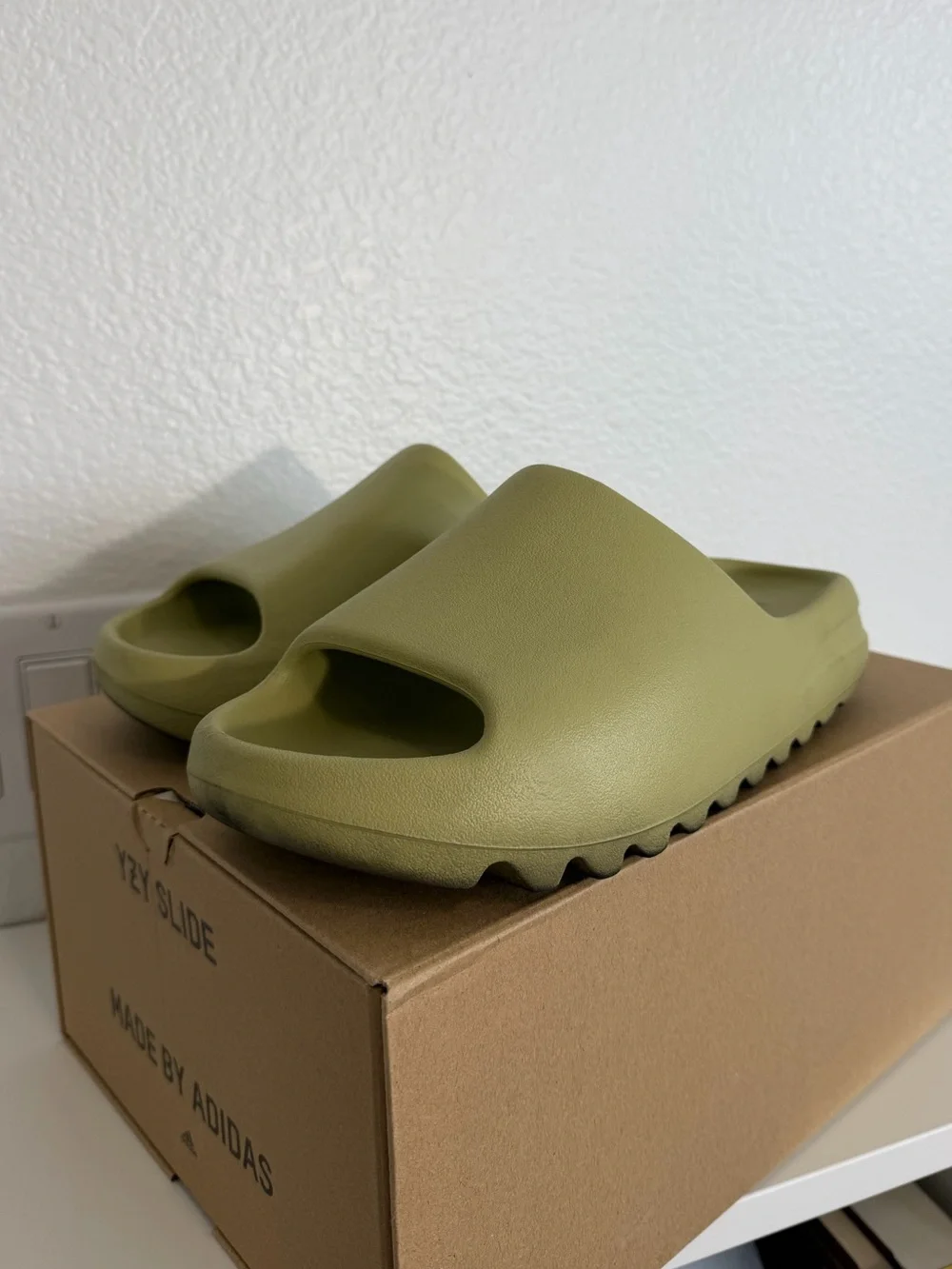 Adidas Yeezy Slide Resin Mens 8 Slides